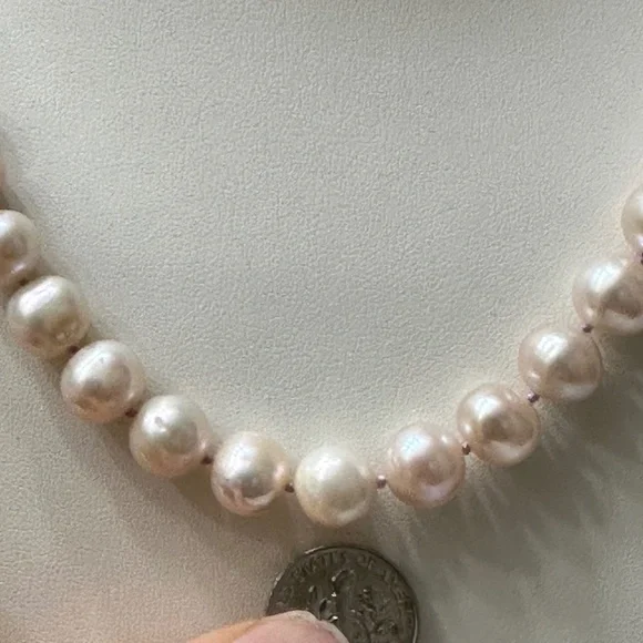 Soft PINK Pearl Necklace - Classic Elegance - Hand Knotted Strand - Picture 5 of 9